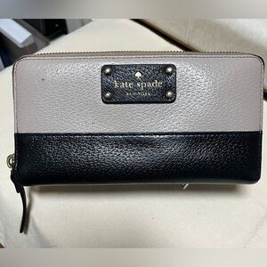 Kate Spade Cream and Black Wallet zip around Design Good Condition